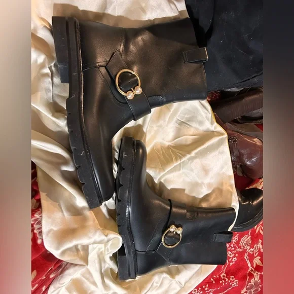 Black Stuart Weitzman new from box. Size 8.5. Have a lovely circle with pearls - Picture 1 of 4